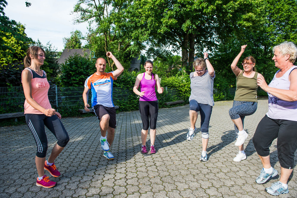 Mädchen beim Tanzen im Freien – meinsportnetz.nrw