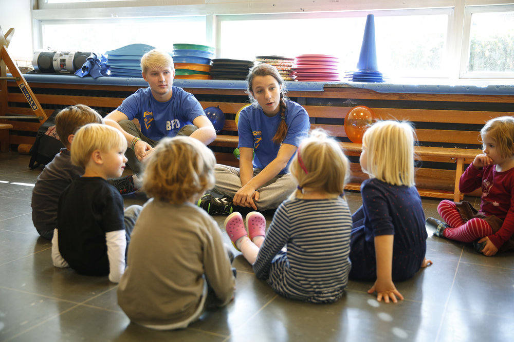 Kinder – sporthalle sitzen kreis gruppenaktivitaet – meinsportnetz.nrw