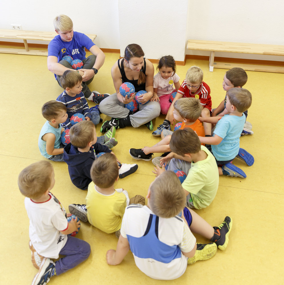 Kinder in der Turnhalle