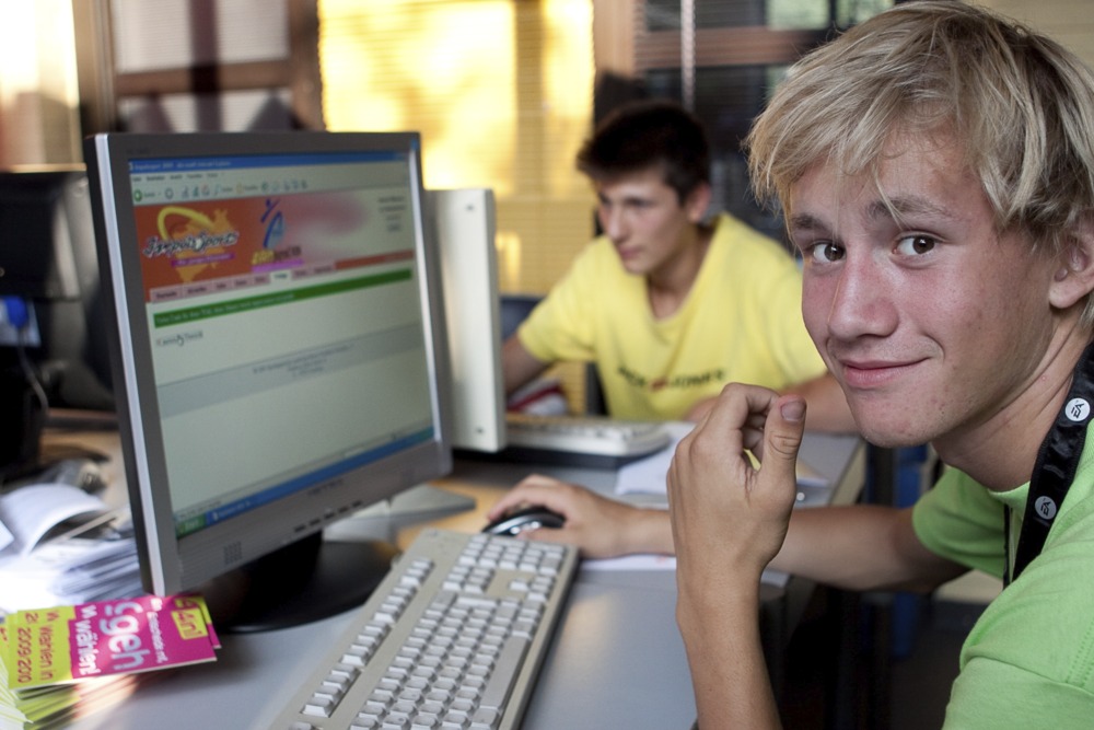 Junger Mann Laptop Nachdenken Computer