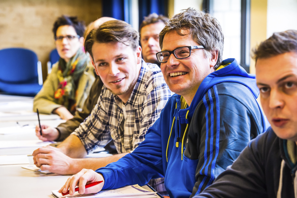 Junge Maenner Klasse Schule Lachen Lernen