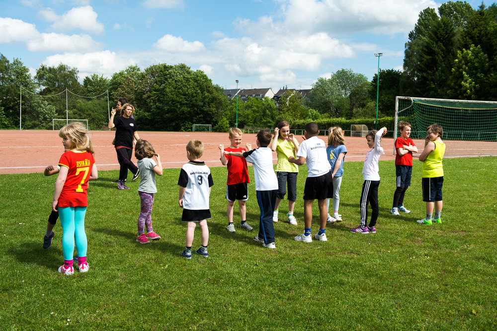 Kinder Gruppentraining Sportplatz