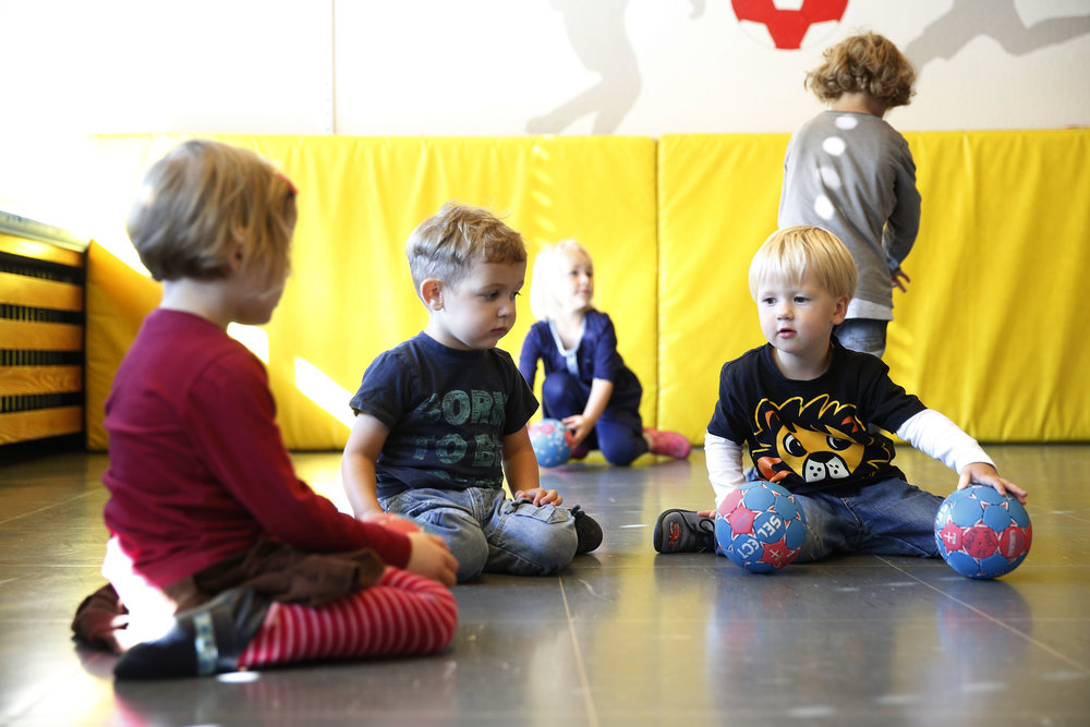 Kleinkinder Kreis Turnhalle Bewegung